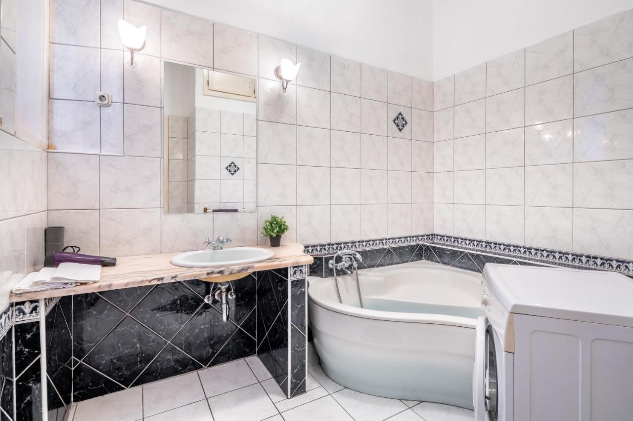Huge Apartment In The City Center ブダペスト エクステリア 写真